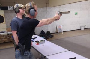 Bild zeigt Schützen mit Revolver